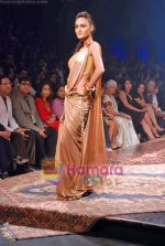 Model walk the ramp for Tarun Tahiliani_s Show on LIFW Day 5 on 22nd Sep 2009 (18).JPG